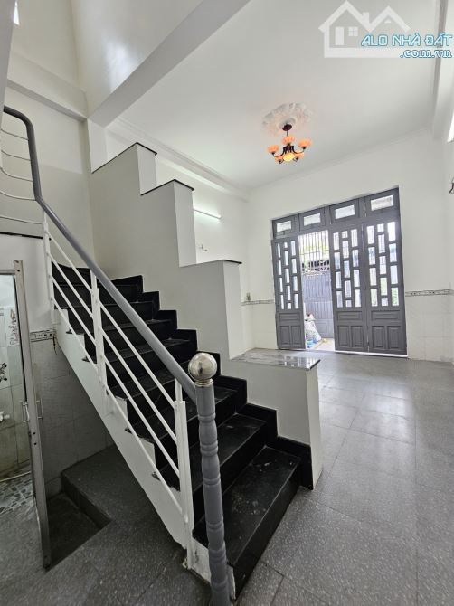 NHÀ SÁT BÊN BỆNH VIỆN QUẬN 12 CHỈ VÀI TRĂM M - 2 TẦNG - HẺM Ô TÔ ĐỖ CỬA - TÂN THỚI HIỆP - 9