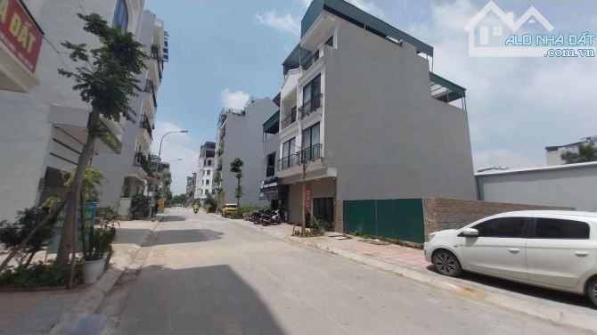 Bán đất tái định cư sát công viên Ngọc Thụy, 32m, 2 thoáng, ô tô tránh, kinh doanh, 9.5 tỷ