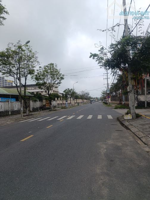 Bán nhà Phan Tứ ,sát biển ,dt khủng ,thích hợp xây khách sạn ,toà căn hộ .