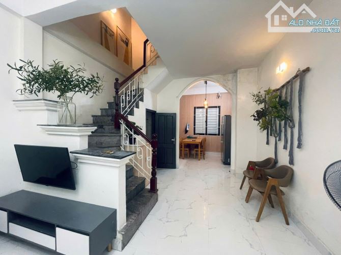 Cho thuê nhà nguyên căn ngõ 99 Định Công Hạ, 40m² x 3 tầng, 3PN, 10.8 triệu/tháng