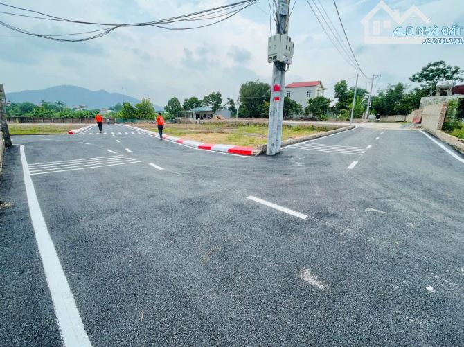 Cực hốt đường trải nhựa dt 100m mà giá chỉ nhỉnh 1ty 9 xiu dất  kinh doanh luôn rồi ae ơi