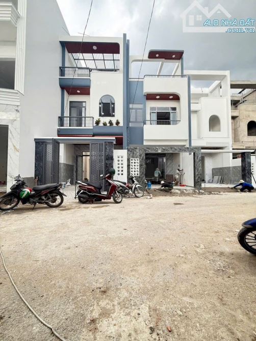 Bán nhà 1 trệt 2 lầu sổ riêng thổ cư p. Hoá An