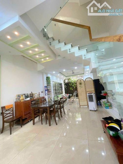 NHÀ MẶT TIỀN KINH DOANH KHU VIP TÊN LỬA NGANG 5M _100M2 3 tầng ,4PN
