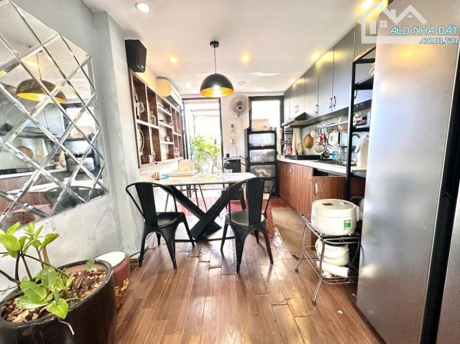 Nhỉnh 8 tỷ có nhà siêu đẹp 5m ra mặt phố Chính Kinh Thanh Xuân 5 tầng 33m2 đủ nội thất ở
