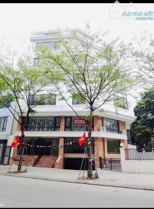 Cần bán nhà mặt phố Phạm Văn Đồng 8tầng thang máy full nội thất.