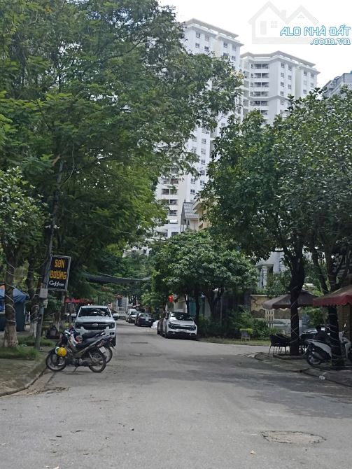 BÁN BIỆT THỰ ĐẤU GIÁ TỨ HIỆP . DT 240 M . MT 15 M. NHÀ 4 TẦNG . ĐẢNG CẤP NHẤT HÀ NỘI