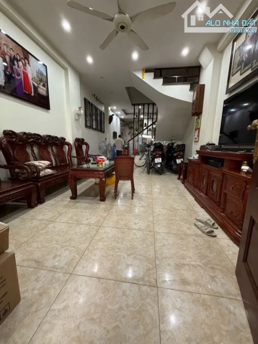 Bán nhà Cầu Bươu, Thanh Trì diện tích 60m2, 5 tầng, Ô tô, Kinh doanh