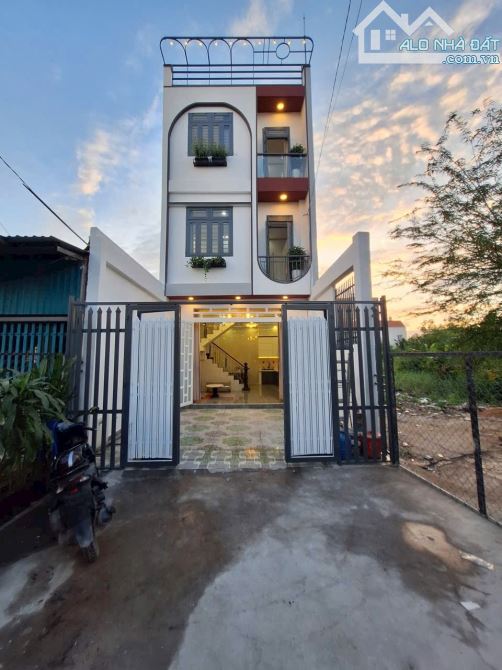 Nhà 2 lầu ( 4 Phòng Ngủ - Sân oto ) kinh doanh buôn bán , TX25 Q12