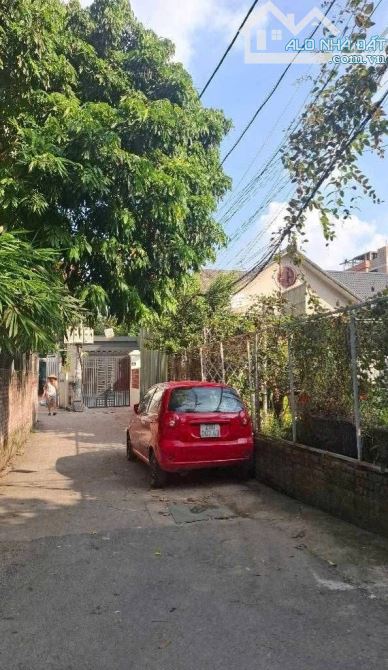 54m đất, ngay Phố Việt Hưng , Nhỉnh 7 tỷ ô tô vào đất , ngõ thông tứ phía