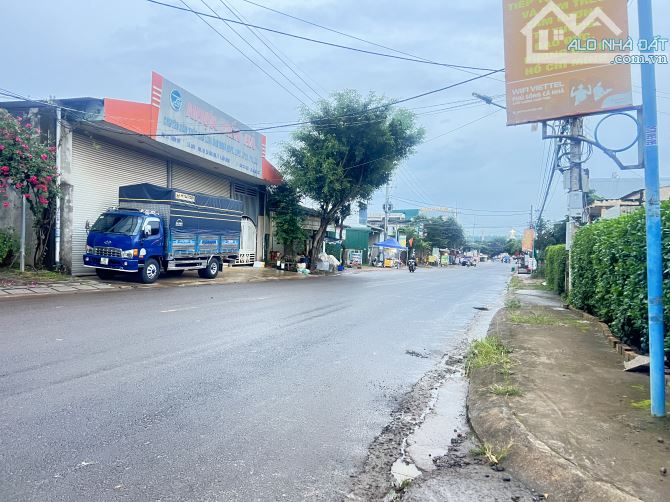 Nhà kiên cố góc 3 mặt tiền hẻm Lê Duẩn - DakMil