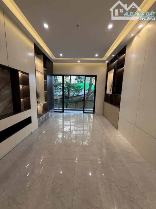 Bán nhà phân lô Hoàng Cầu, ô tô tránh, vỉa hè, thang máy, gara ô tô, 65m²