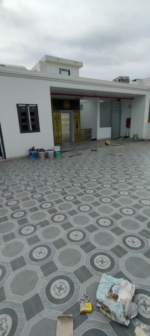 Cho thuê nhà mặt phố Trần Quốc Hoàn, DT 60m x 5,5T, MT 7m thông sàn, thang máy, điều hoà