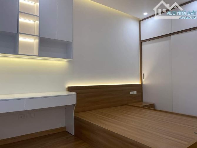 Hot ! Bán căn hộ 17T mặt đường Hoàng Đạo Thúy. 115m2. 2 phòng ngủ 2wc. Giá 76tr/m2