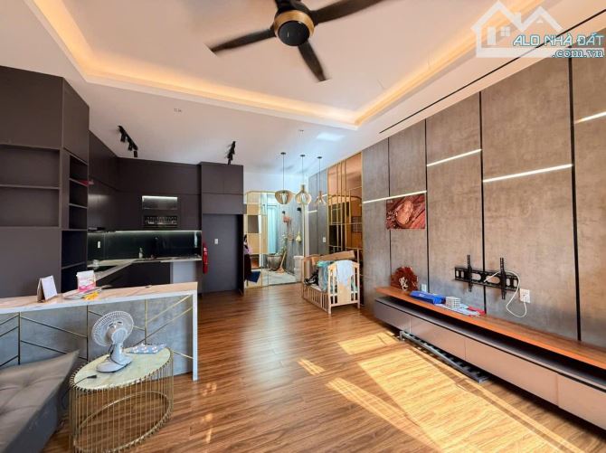 Hẻm Mai Hắc Đế rộng 8m quy hoạch 24m, ngay chợ - dt 5,2 x 15m nở hậu 5,6m