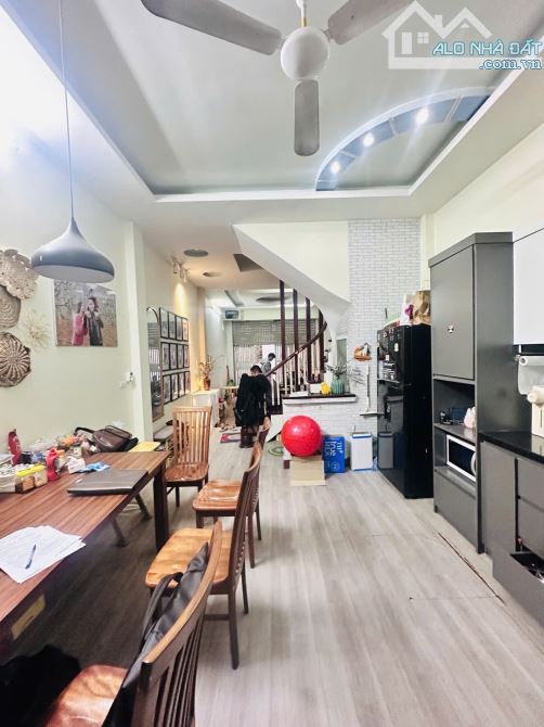 Nhà phân lô Xuân Đỉnh – 5 tầng đẹp, ở ngay, ngõ thông, giá chỉ 180 triệu/m²