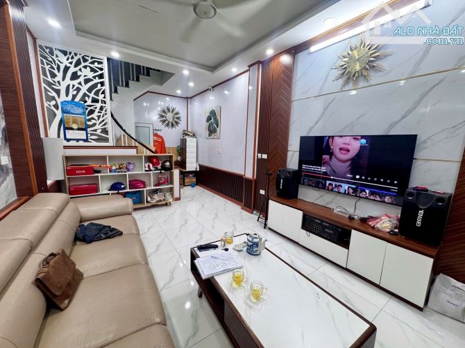 HIẾM BÁN NHÀ ĐẸP QUAN NHÂN 30M2X5 TẦNG - 2 THOÁNG - GẦN HỒ - DÂN XÂY ĐẸP LONG LANH