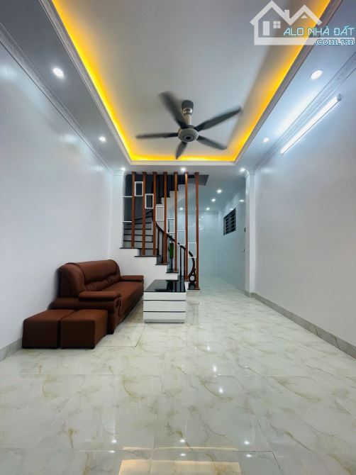 Siêu phẩm phố Chùa Láng, Đống Đa, 40m2, 7 phòng cho thuê, chỉ 9,3 tỷ