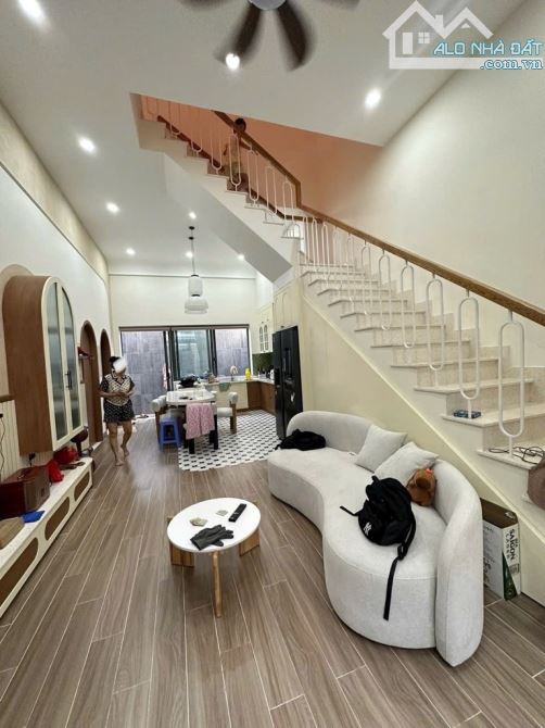 SIÊU PHẨM 2 TẦNG _ NGANG 7,7M.KHU VIP NHẤT TAM PHÚ _HXH VI VU 6M _NỘI THẤT XỊN XÁCH VALI V
