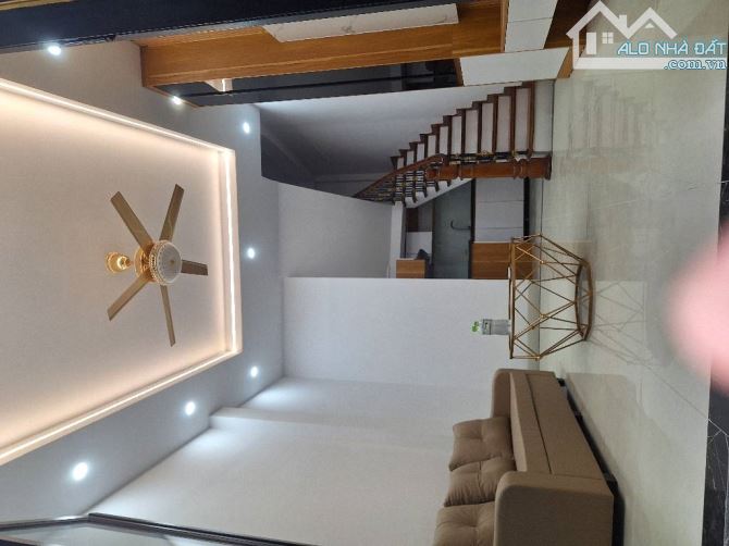 31m2 x 5 Tầng , phố Trần Đại Nghĩa , Lô Góc , Kinh Doanh , Ngõ Thông , Nhà Mới , Gần Bách