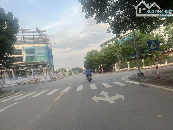 Bán Đất Giang Biên, Việt Hưng, vỉa hè ô tô tránh, kinh doanh đỉnh, 95m, MT 5m, nhỉnh 16 tỷ