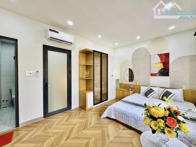 Nhà Tốt Quận Tân Bình – 5 Tầng Đẹp, Ô Tô Đậu Trong Nhà – Gần Nh...à Th..ờ Chí Hòa & Chợ Tâ