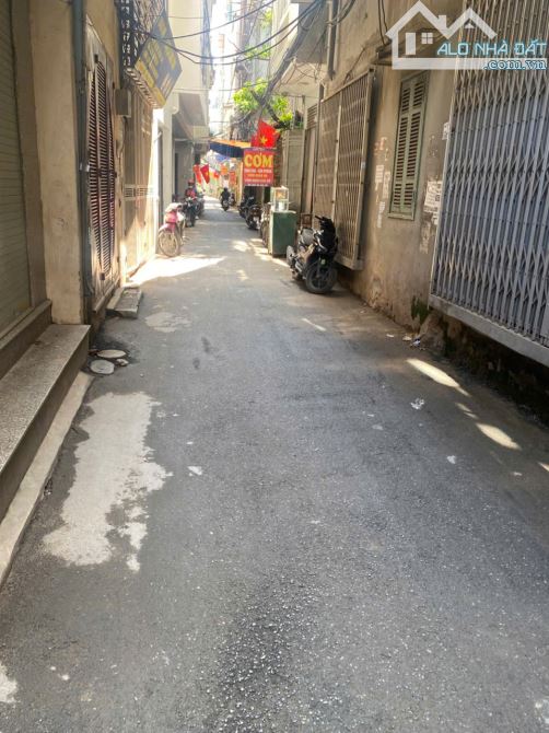 Bán nhà phố Cầu Giấy - 1 nhà ra ô tô - dt: 37m2. Nhà 3 tầng - giá chỉ: 9,3 tỷ
