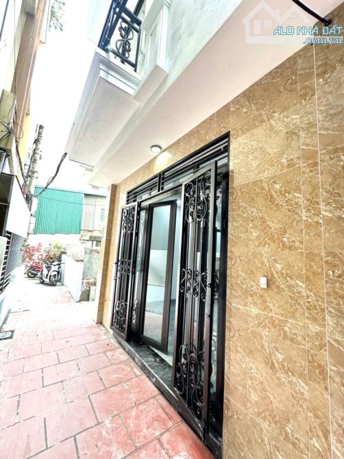 BÁN NHÀ PHẠM VĂN ĐỒNG 64 M2 XÂY 5 TẦNG GIÁ 9..X TỶ XÂY MỚI KOONG