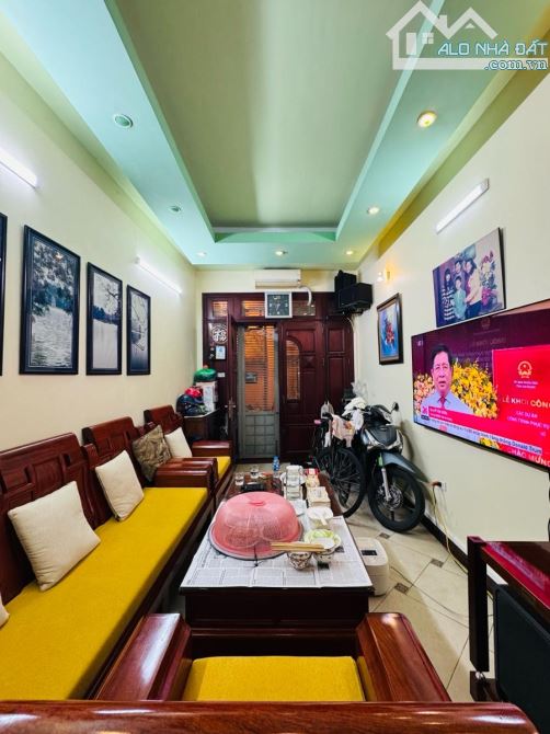 Bán nhà Lê Thanh Nghị,Hai Bà Trưng 50m ra phố,tặng nội thất,33m,3 ngủ,chỉ 8 tỷ,