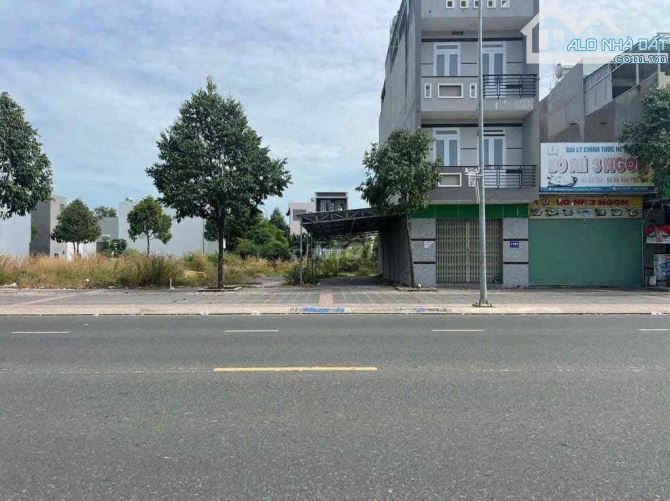 Cho con du học tôi BÁN GẤP lô 120m2 chỉ 1,75tỷ. Đường rộng đẹp, dân đông kín, kinh doanh đ