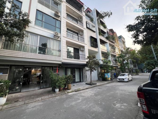 Mảnh đất vàng phố VIỆT HƯNG - 70m Mt4m ôtô thông - không lỗi gì - chỉ 11tỷ4