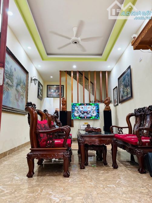 NHÀ BÁN KIM GIANG HOÀNG MAI 68M 10,8 TỶ 3 TẦNG NGÕ THÔNG TỨ TUNG 15M RA Ô TÔ TRÁNH GẦN PHỐ