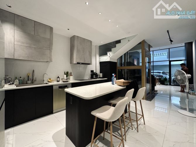 BÁN NHÀ HOÀNG VĂN THỤ – THANG MÁY + GARA OTO – HẺM KINH DOANH 8M – 6 PHÒNG NGỦ - DT 72 M2
