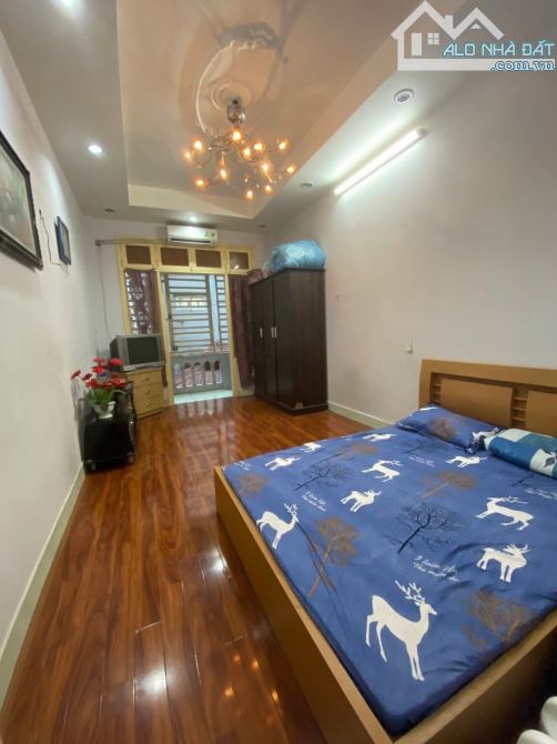 Bán nhà phố VIP Xuân Diệu, Tây Hồ, 33m2, 5 tầng, 30m ra phố, chỉ 7.X tỷ