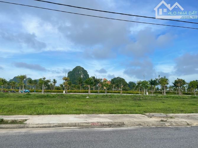Bán lô view hồ Sen - Hoà Quý DT 180m2, hướng TB, giá đầu tư, sổ công chứng