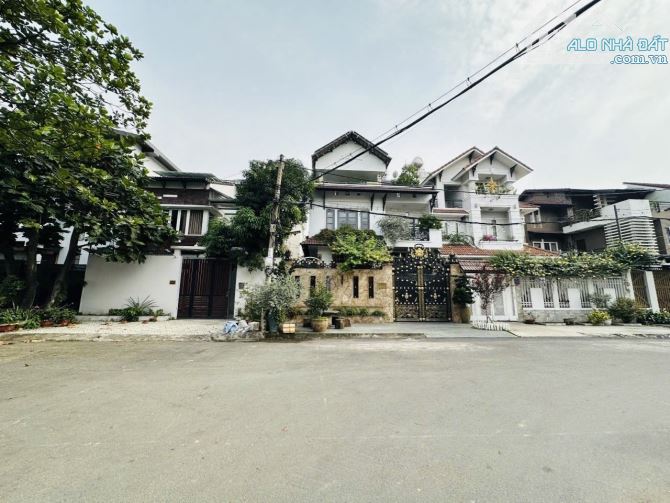Bán biệt thự Bình Thạnh - 180m2 • đường nhựa 16m - khu biệt thự