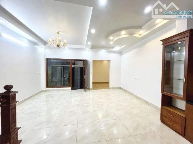Bán Nhà Phố Xã Đàn, Đống Đa, 65m2, 4 Tầng, MT 6m, Ô Tô Sát Nhà, 10.x Tỷ