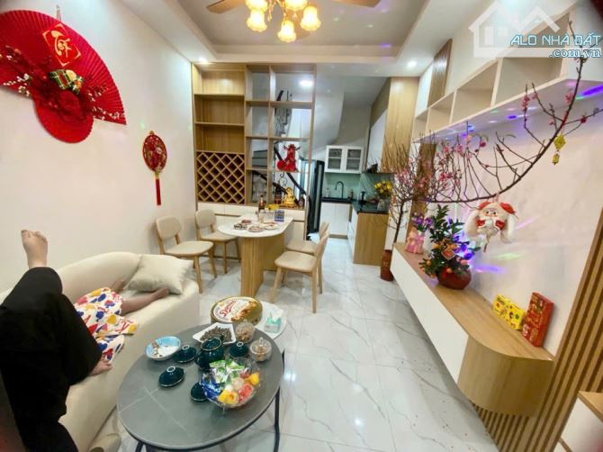 BÁN NHÀ MỚI 5 TẦNG ĐỐNG ĐA 50m RA OTO, CHỈ VIỆC XÁCH VALI VÀO Ở 5.75 TỶ