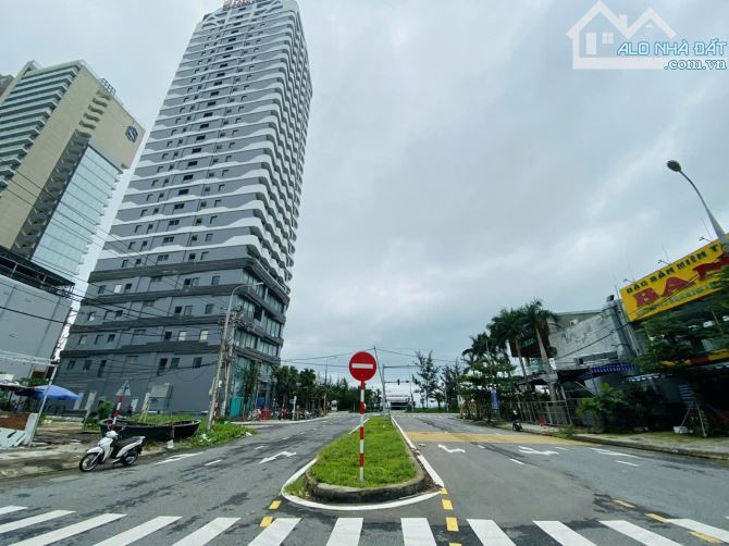 Bán 299m đất 3 mặt tiền đường Phó Đức Chính Sát đường Vương Thừa Vũ gần Biển Ngang 14m