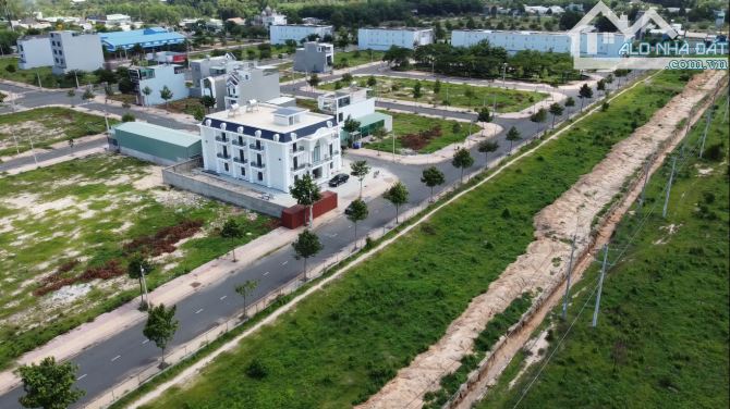 ĐẤT NGỘP HẠ GIÁ CÒN 2 TỶ 2 LÔ 90m2 NGAY KHU D2D CÁCH SB LONG THÀNH CHỈ 5 KM