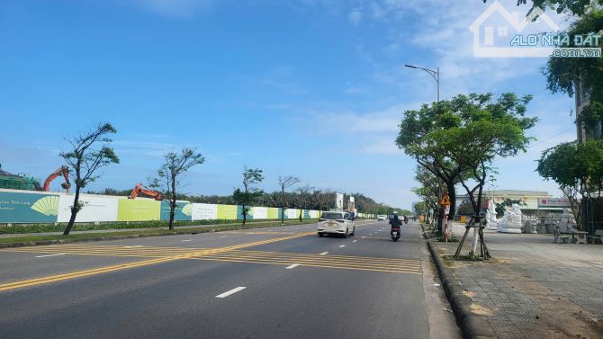 BÁN 3 LÔ MT ĐẮT ĐỊA TẠI ĐƯỜNG TRƯỜNG SA - GẦN FPT CÁCH BÃI BIỂN VÀI BƯỚC CHÂN