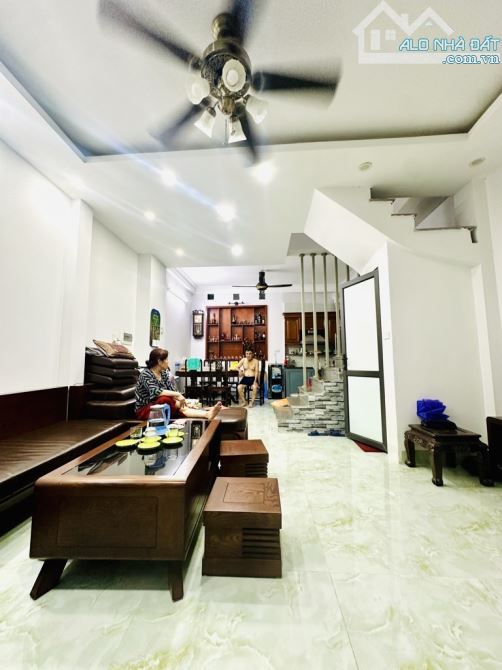 Bán nhà dân xậy đẹp long lanh phố Ngọc Thụy, 42m2, 4 tầng, MT 4.7m chỉ 7.5 tỷ