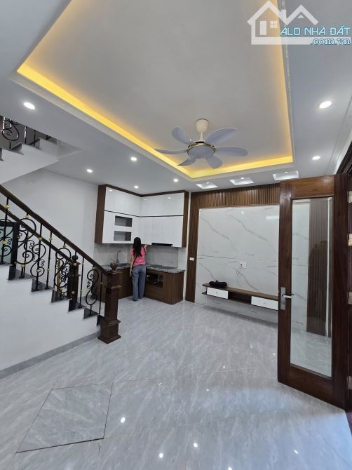 BÁN GẤP NHÀ TT BẮC TỪ LIÊM -31m2- giá 7.5 tỷ–1 NHÀ RA PHỐ–FULL NỘI THẤT Ở NGAY –2 THOÁNG