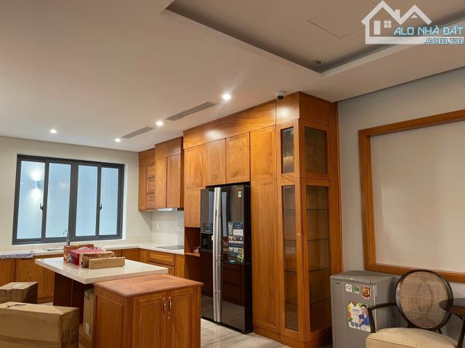 Bán Biệt Thự MT Đường Hoa - Khu Phan Xích Long. 8 x18m. Hầm 3Tầng Giá Chỉ 59tỷ