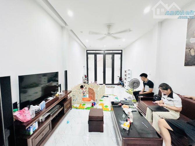 TT MỸ ĐÌNH 35m² 4 TẦNG GIÁ 8.6 TỶ – NGÕ RỘNG 3 GÁC ĐUA –NHÀ ĐẸP DÂN XÂY– TRUNG TÂM SẦM UẤT