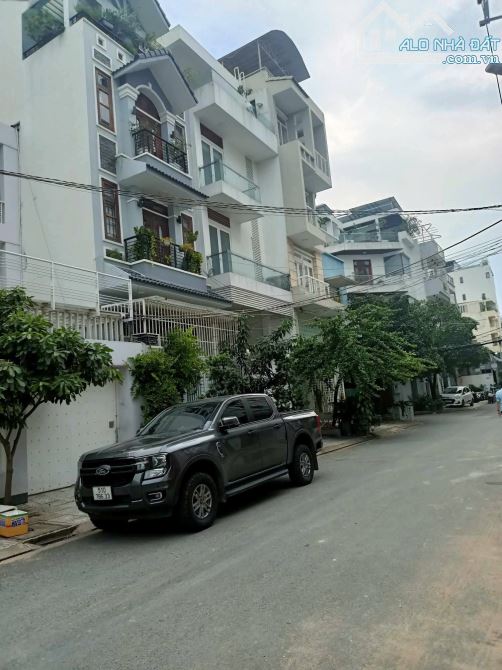 Nhà 3 tầng mặt tiền đường Huỳnh Thị Đồng TT Nhà bè. 4,5*17 hơn 8 tỷ. Đường 12 m KDBB.