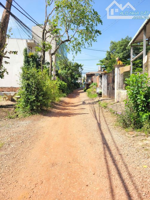 Bán nhà cấp 4 gác lửng cách đường Bùi Thị Xuân 100m p.Tân Bình Tp.Dĩ An