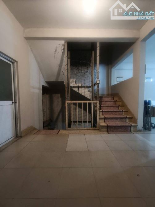 Bán đất tặng nhà 6 tầng,DT 75m2, dân xây chắc chắn, có ô chờ thang máy, cách phố 10m