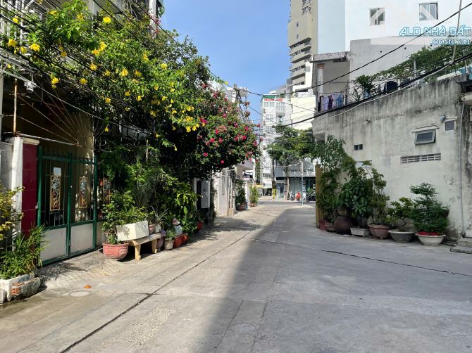 Nhà khu phố tây tp nha trang cách đường nguyễn thiện thuật chỉ 20m đường ô tô né nhau