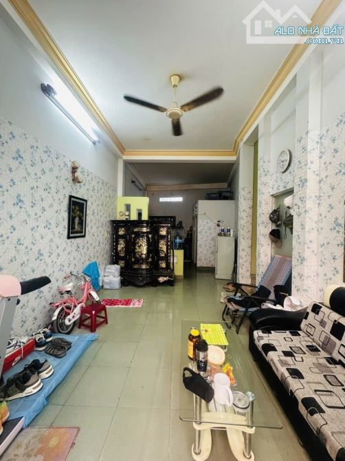 Bán gấp nhà mặt tiền đường Nguyễn Trọng Tuyển khu dân trí 48m2. Quận Phú Nhuận