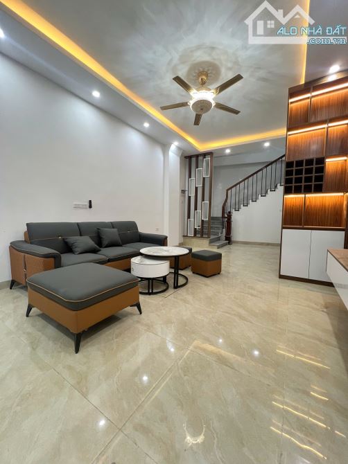 Bán nhà Nghĩa Lộ 5 tầng 40m² đường thông ô tô 5.5 tỷ